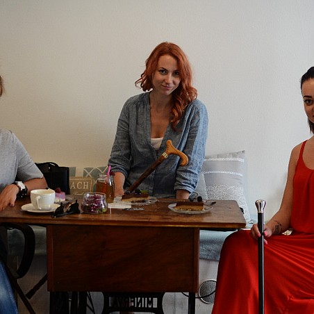 Když se sejde majitelka salónu, stylistka a hůlkařka