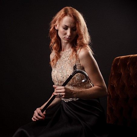 Krásné ženy, šaty a vycházkové hole