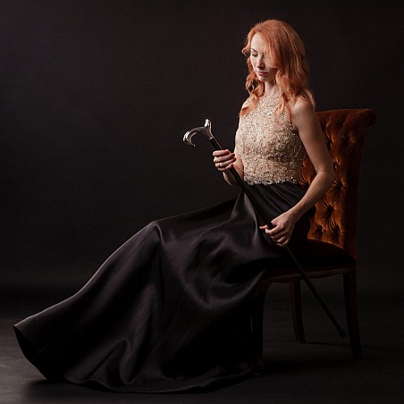 Krásné ženy, šaty a vycházkové hole