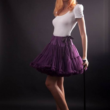 Krásné ženy, šaty a vycházkové hole